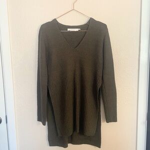 ASTR The Label Olive V-Neck Sweater Small Quiet Luxury Side Slit Knit